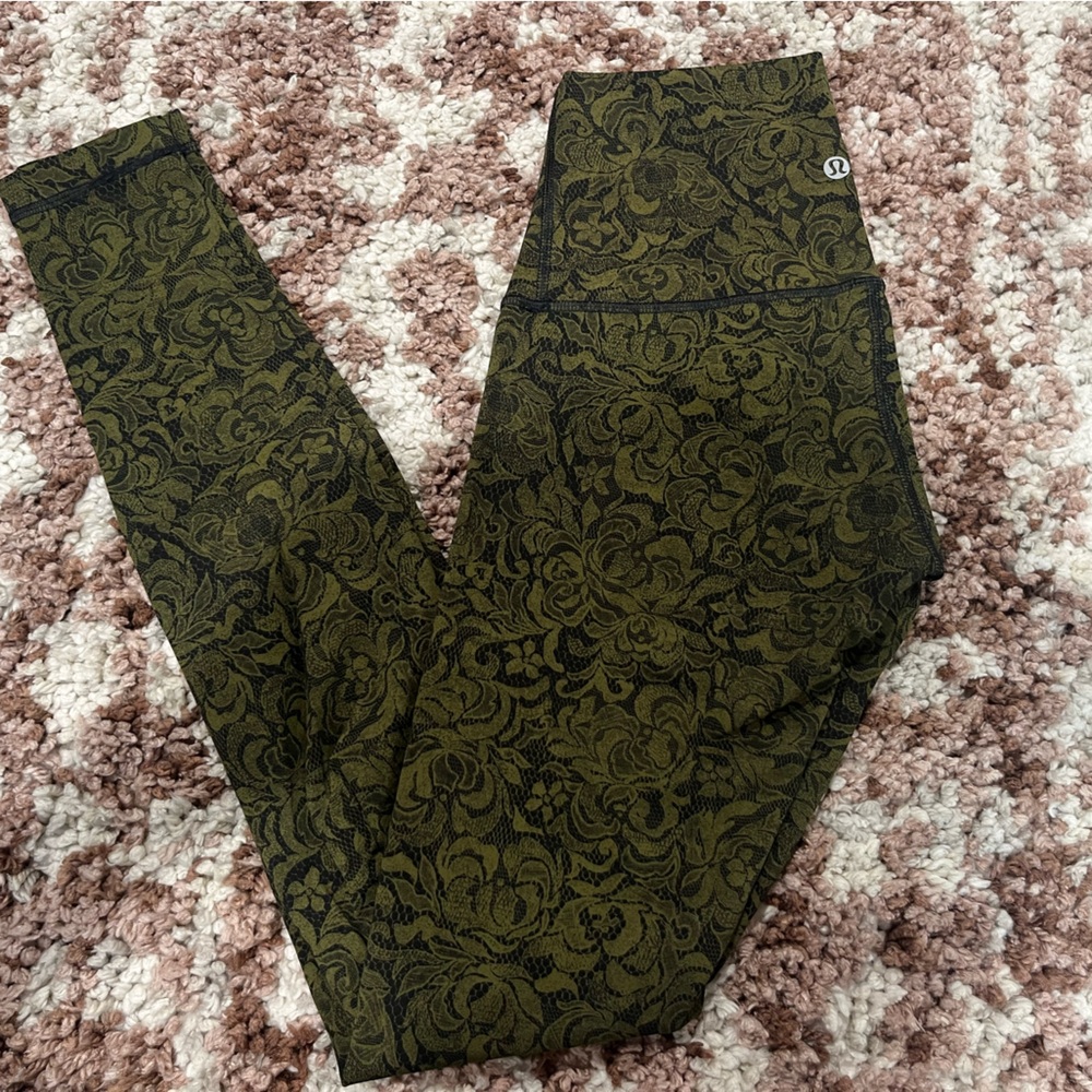 Like new, lululemon Wunder under luxtreme leggings size 4